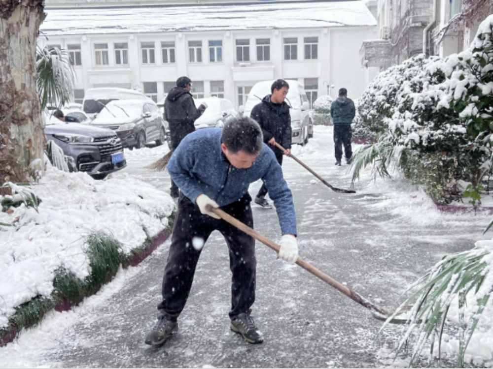 以雪為令，聞雪而動(dòng)——市國(guó)投公司及各所屬企業(yè)積極開(kāi)展掃雪鏟冰工作493.png